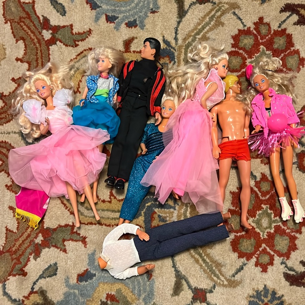 Barbies: 7 and a variety of clothes and accessories